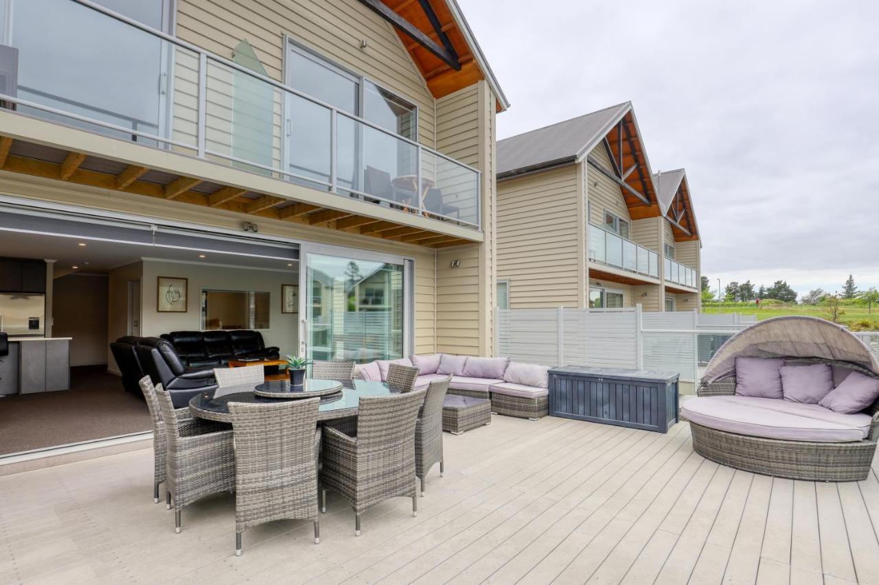 Marsden Lake Resort Central Otago Cromwell Extérieur photo A composite wood deck