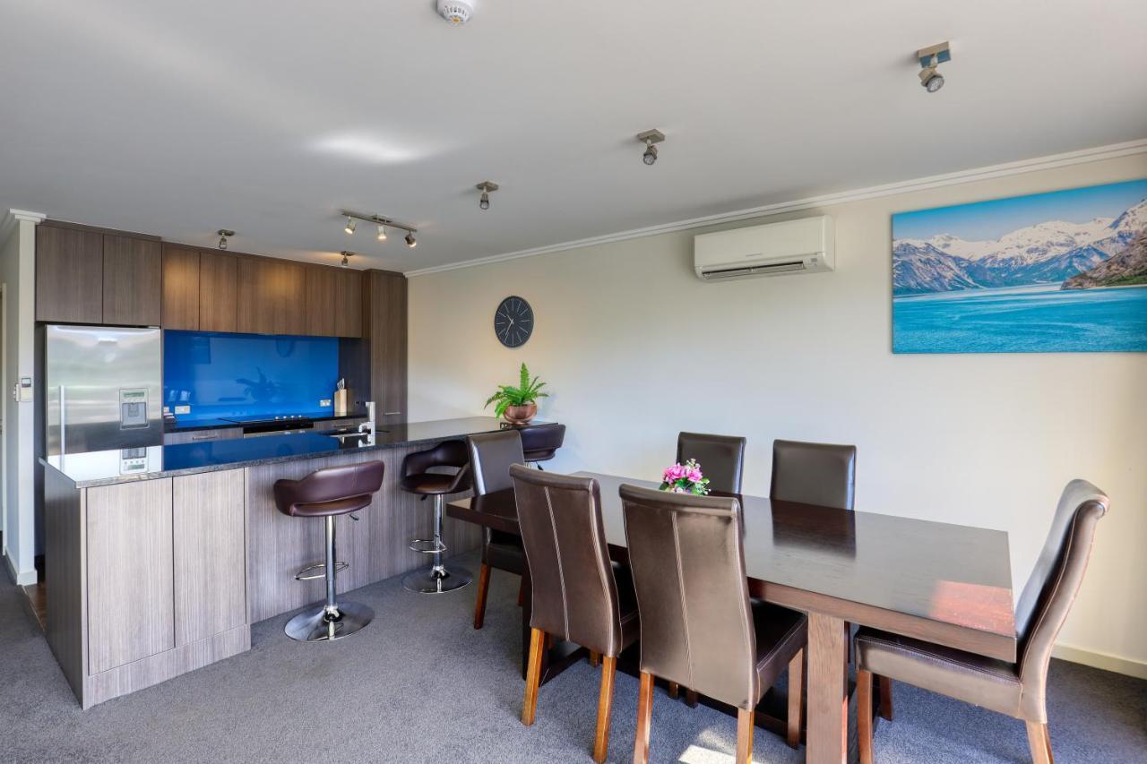 Marsden Lake Resort Central Otago Cromwell Extérieur photo A kitchen and dining room in a typical apartment
