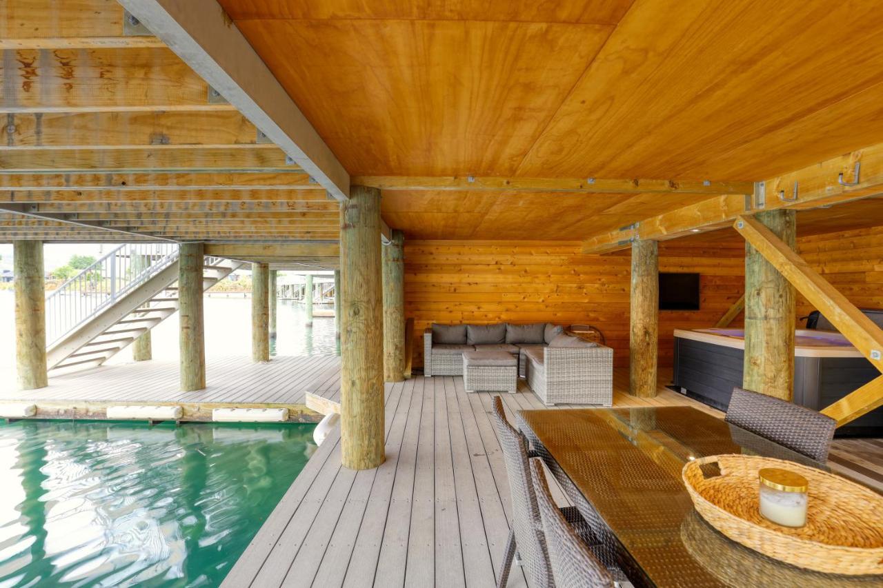 Marsden Lake Resort Central Otago Cromwell Extérieur photo The interior of the pool house