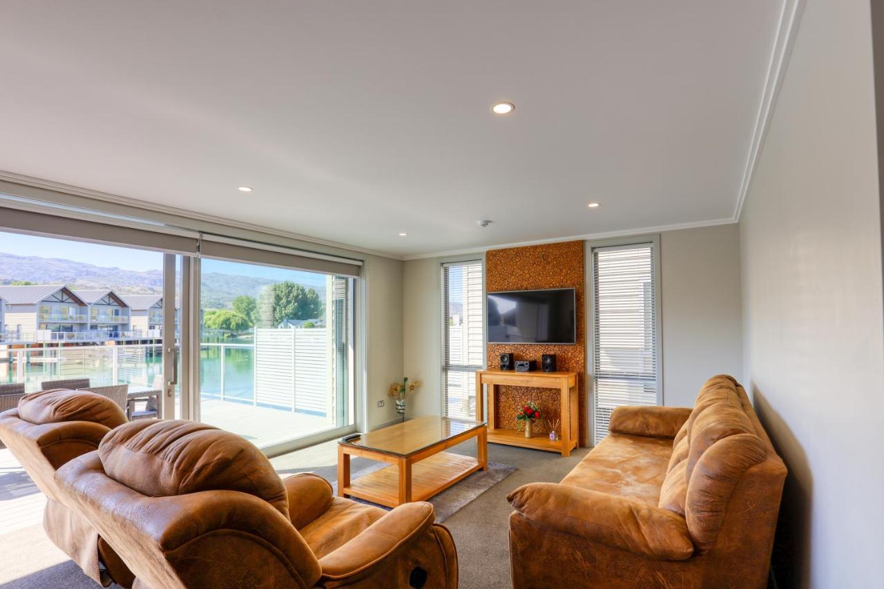 Marsden Lake Resort Central Otago Cromwell Extérieur photo A living room in a typical apartment at the hotel