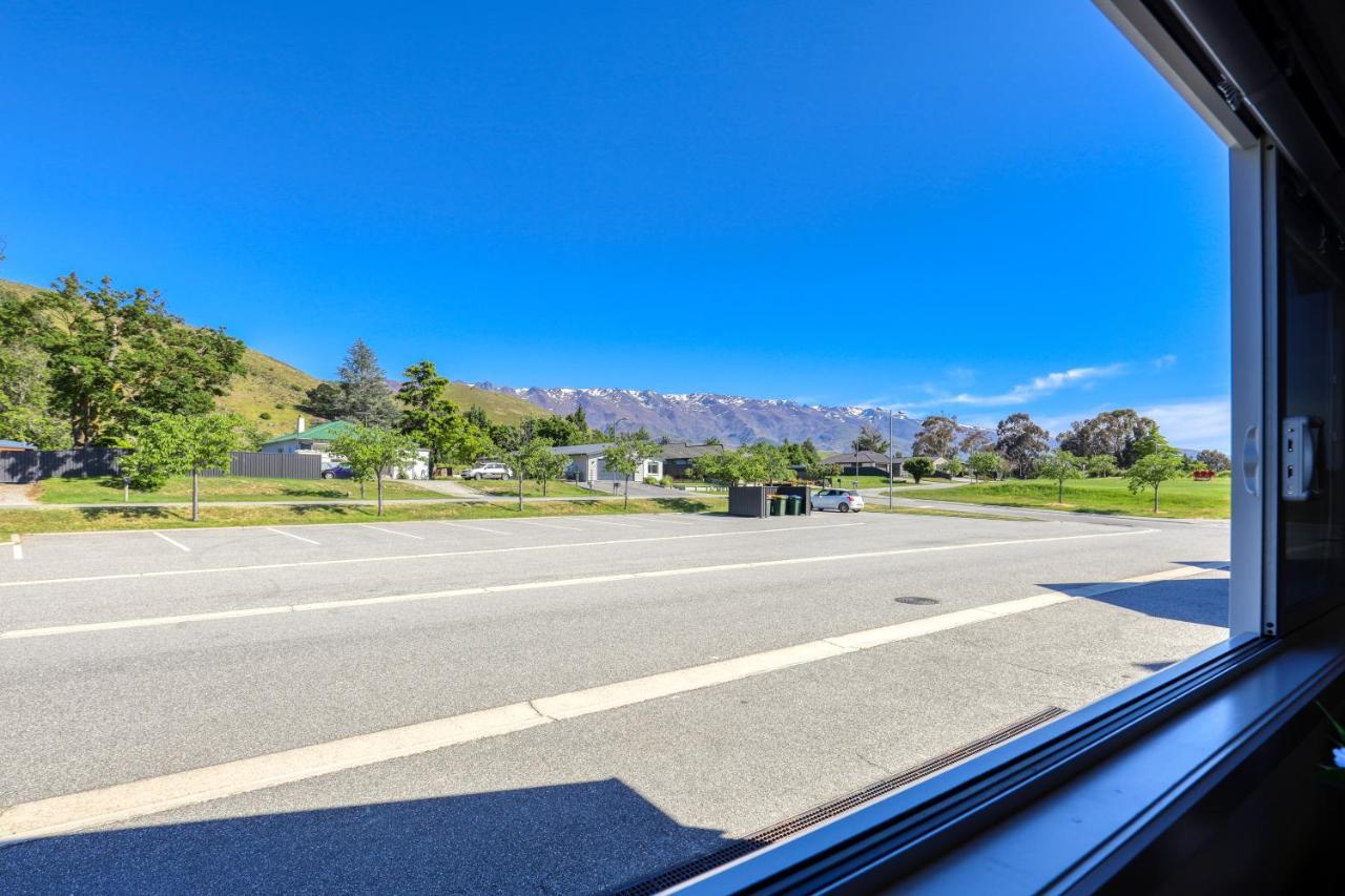 Marsden Lake Resort Central Otago Cromwell Extérieur photo View from the station
