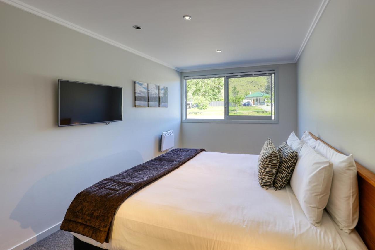 Marsden Lake Resort Central Otago Cromwell Extérieur photo A bedroom at the hotel