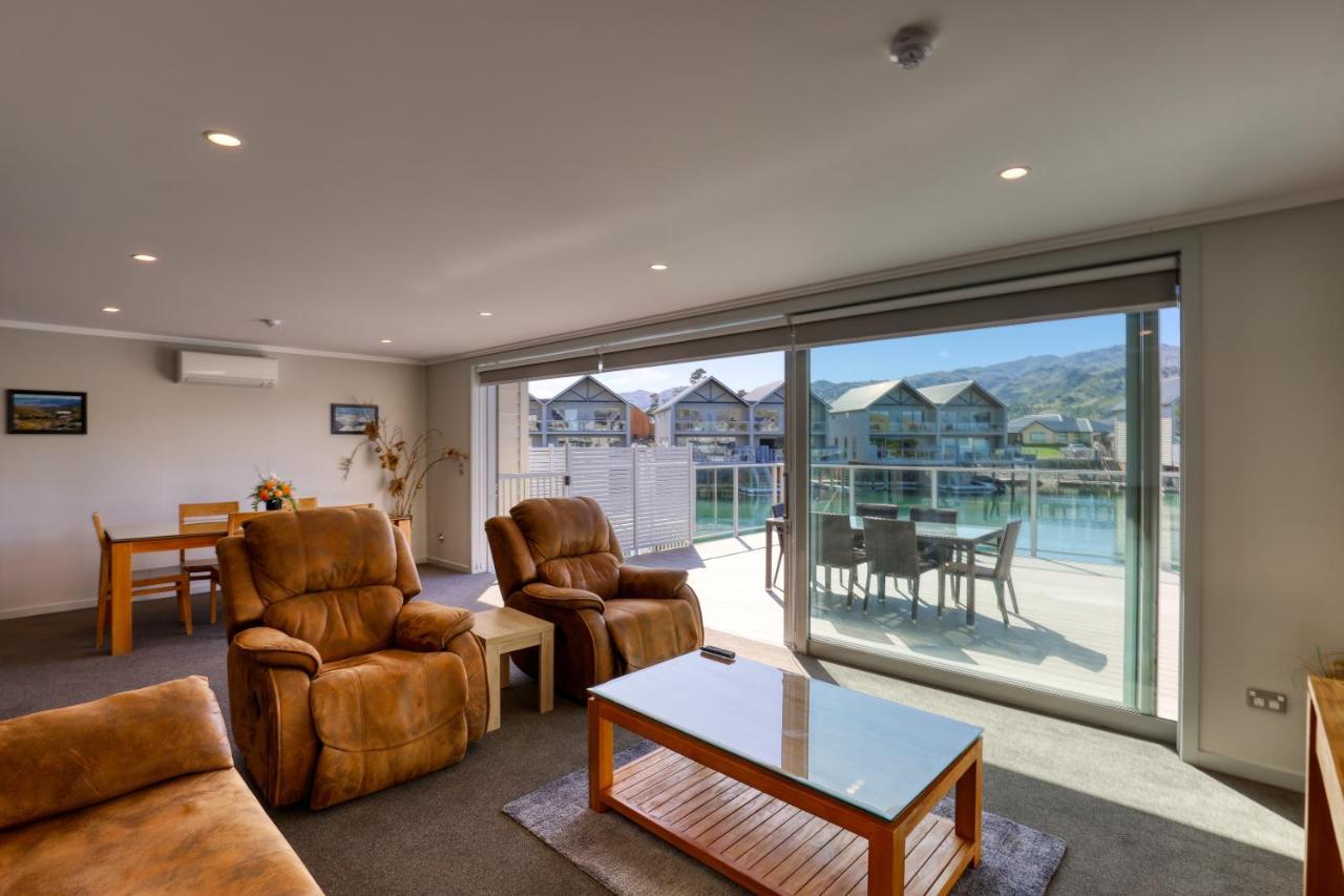 Marsden Lake Resort Central Otago Cromwell Extérieur photo A living room with sliding doors