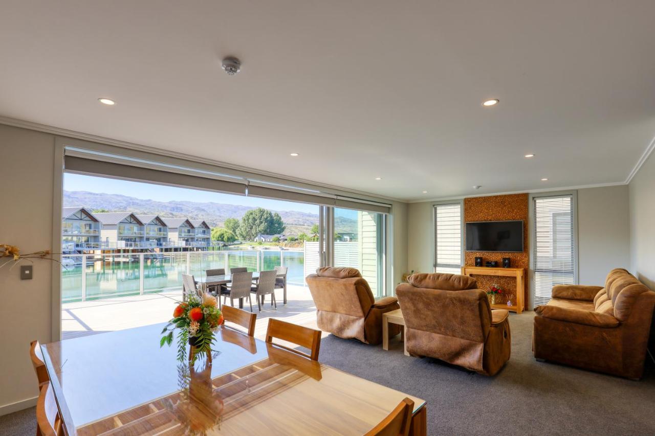 Marsden Lake Resort Central Otago Cromwell Extérieur photo A living room in a typical apartment at The Lakes Resort