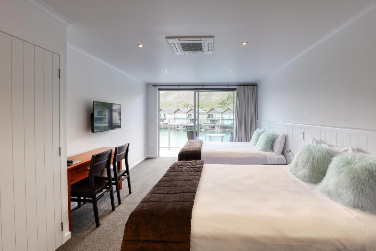 Marsden Lake Resort Central Otago Cromwell Extérieur photo A typical room at the Bayview Hotel