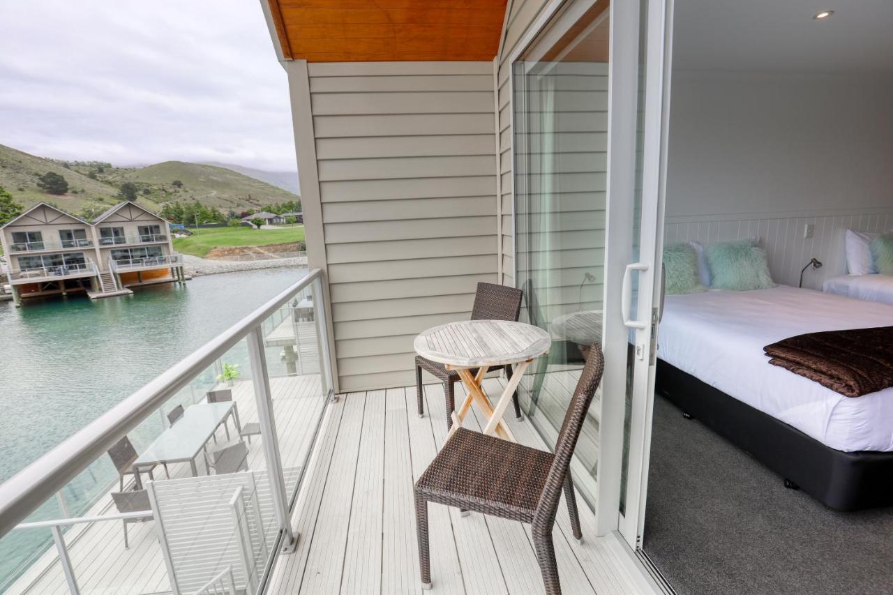 Marsden Lake Resort Central Otago Cromwell Extérieur photo A balcony in a hotel