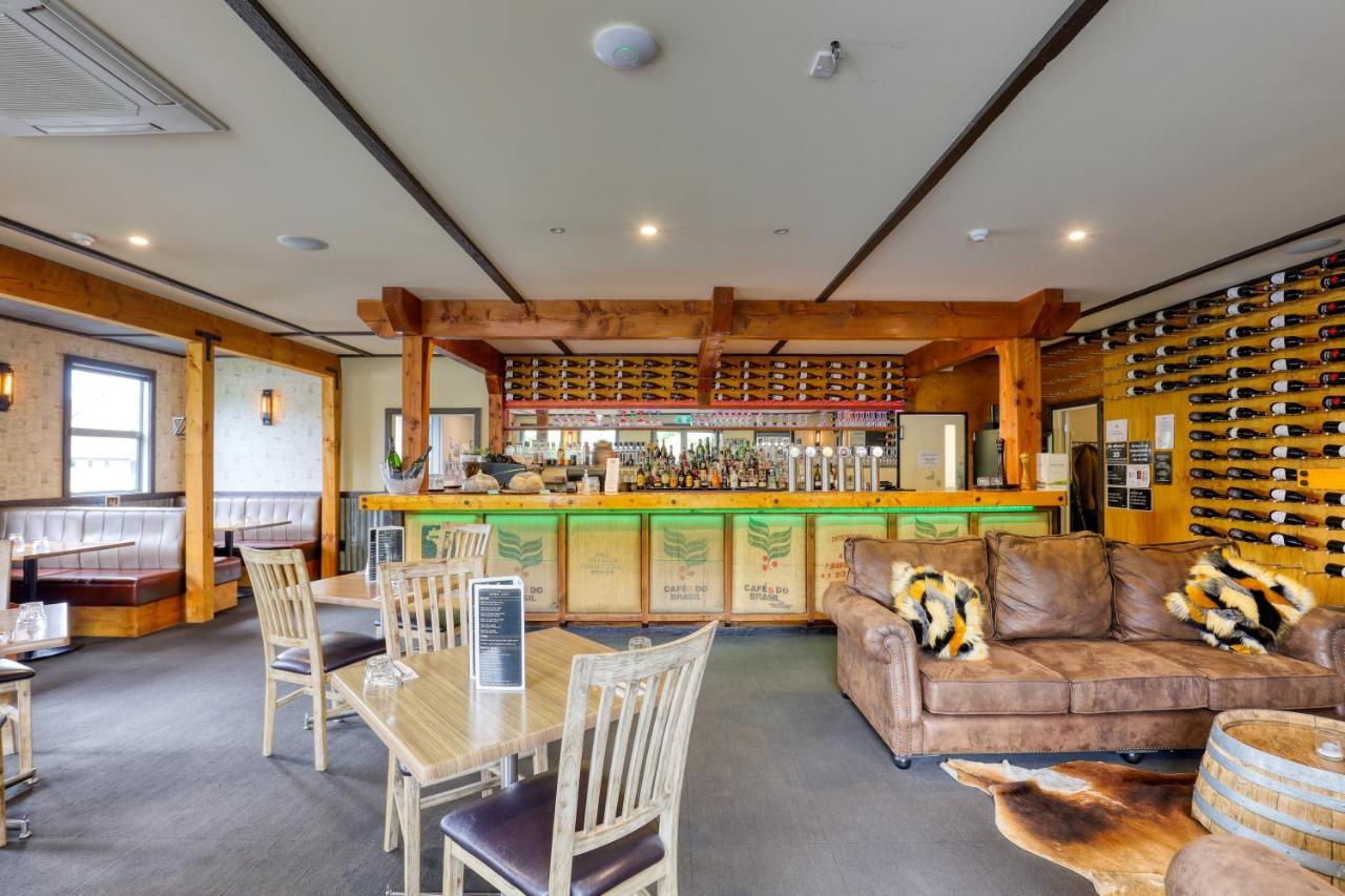 Marsden Lake Resort Central Otago Cromwell Extérieur photo The bar at the restaurant