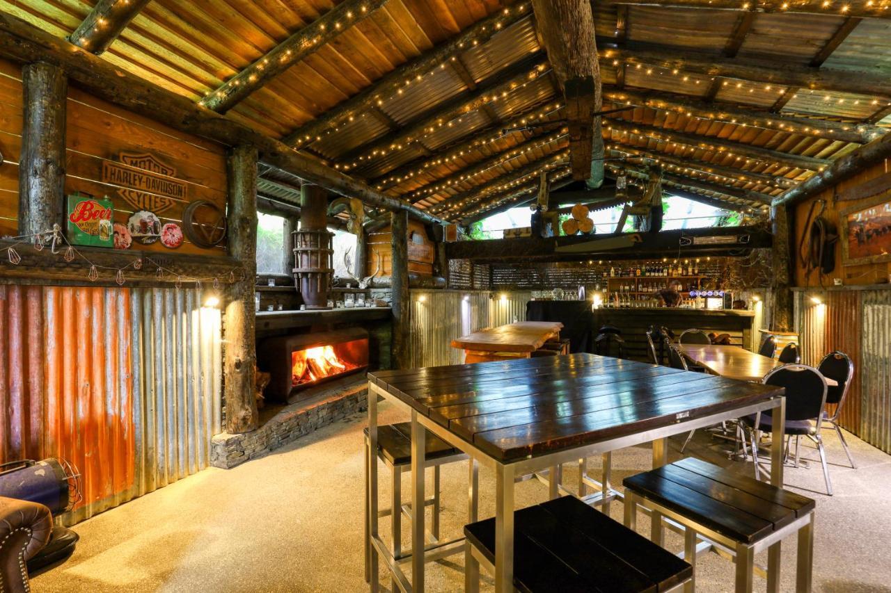 Marsden Lake Resort Central Otago Cromwell Extérieur photo The interior of the bar