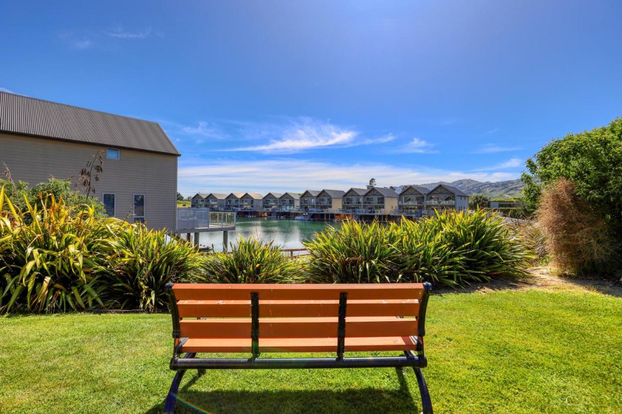Marsden Lake Resort Central Otago Cromwell Extérieur photo A bench at the lake